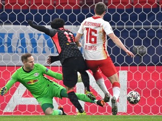 Mohamed Salah prekonáva brankára Lipska Pétera Gulácsiho.
