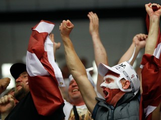 Hokejoví fanúšikovia Lotyšska.