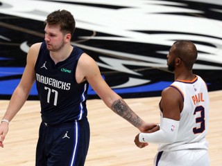 Luka Dončič (vľavo) si po zápase podáva ruku s Chrisom Paulom. 