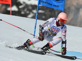 Iránska lyžiarka Atefeh Ahmadiová na MS v zjazdovom lyžovaní 2021.