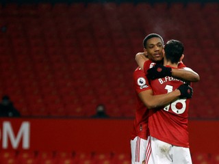 Hráči Manchester United oslavujú gól.