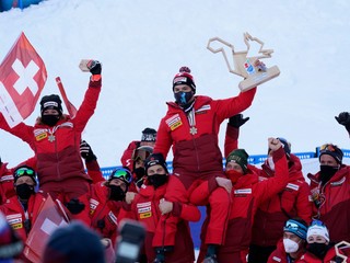 Švajčiarka Michelle Gisinová oslavuje bronz na MS v zjazdovom lyžovaní so svojim tímom.