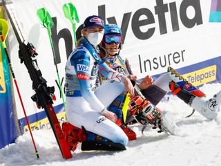 Zľava Mikaela Shiffrinová a Petra Vlhová po slalome na MS v zjazdovom lyžovaní 2021.