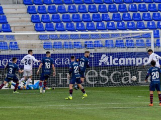 Raphael Varane strieľa víťazný gól Realu Madrid.