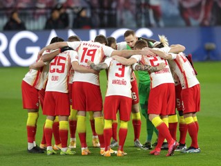 Hráči Lipska pred futbalovým zápasom nemeckej Bundesligy.