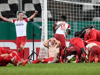 Radosť hráčov RW Essen z postupu cez Bayer Leverkusen.