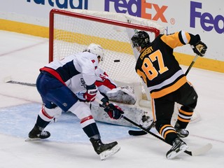 Sidney Crosby sa snaží prekonať českého brankára Vítka Vaněčka. 