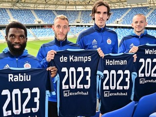 Hráči Slovana Bratislava zľava: Ibrahim Rabiu, Joeri de Kamps, Dávid Holman a Vladimír Weiss ml.