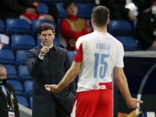 Tréner Gerrard vyčíta hráčovi Slavie Praha Kúdelovi údajné rasistické urážky.