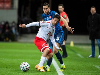 Na snímke zľava obranca Dávid Hancko (Slovensko), stredopoliar Luke Gambin (Malta), vpravo.