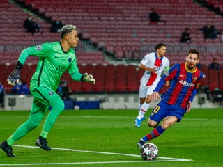 Keylor Navas a Lionel Messi v zápase Ligy majstrov.