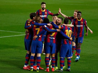 Hráči FC Barcelona sa tešia z gólu.