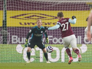 Matej Vydra v zápase Premier League Burnley - Leicester.