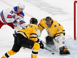 Momentka zo zápasu Boston Bruins - New York Rangers v NHL.