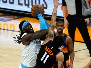 Montrezl Harrell dáva kôš v zápase NBA Los Angeles Lakers - Phoenix Suns.