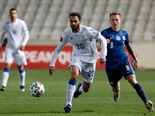 Ondrej Duda a Grigoris Kastanos v zápase Cyprus - Slovensko.