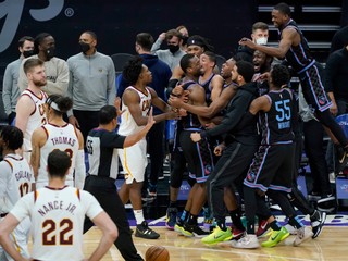 Radosť hráčov Sacramento Kings v NBA.