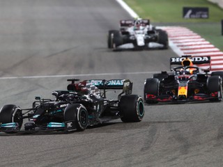 Lewis Hamilton tesne pred Maxom Verstappenom počas Veľkej ceny Bahrajnu.