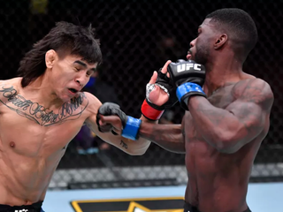 Mario Bautista a Trevin Jones.