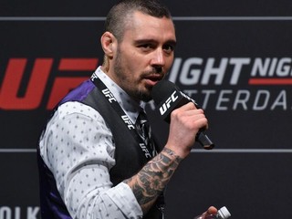 Známy zápasový analytik a spolukomentátor skončil v UFC