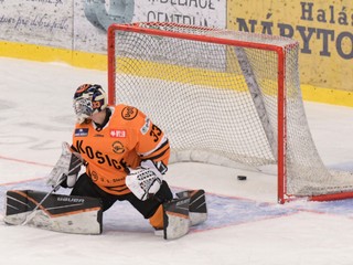 Brankár Košíc Dominik Riečický po inkasovanom góle vo štvrtom zápase série predkola play off v Nových Zámkoch.