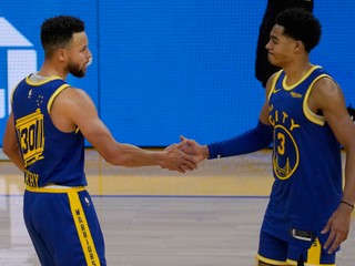 Stephen Curry a Jordan Poole. 