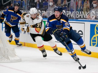 William Karlsson z Vegas (vľavo) a Vladimir Tarasenko zo St. Louis (vpravo). 