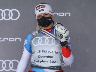 Lara Gutová-Behramiová s medailou za tretie miesto v konečnom hodnotení zjazdu vo Svetovom pohári 2021.