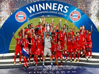 Futbalisti Bayernu Mníchov po výhre v Lige majstrov 2020.