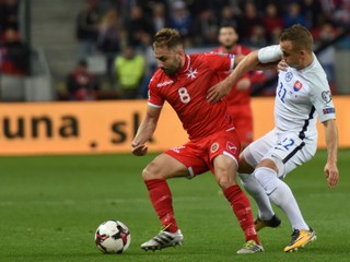 Stanislav Lobotka počas kvalifikácie o postup na MS 2018 v súboji s hráčom Malty Paulom Fenechom. 