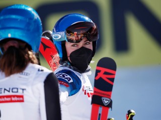 Mikaela Shiffrinová sa díva na Petru Vlhovú po obrovskom slalome.