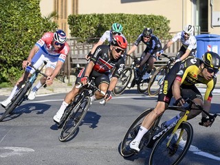 Caleb Ewan (v strede) počas pretekov Miláno – San Remo 2021. 