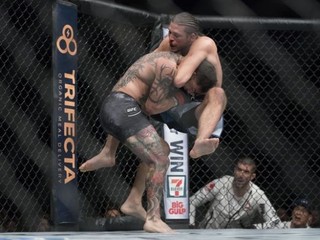 Ortega preukázal svoje grapplerské kvality a Swansona ukončil v druhom kole