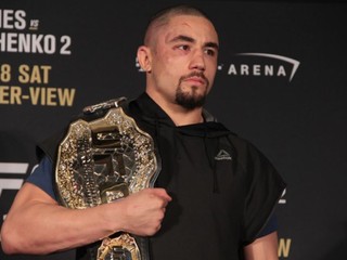 Robert Whittaker zranený, Rockhold bude bojovať o dočasný titul s Romerom