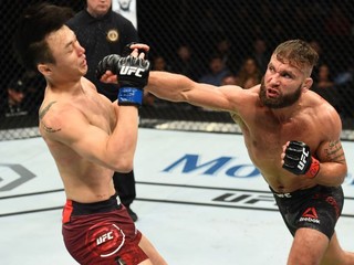 Jeremy „Who the fuck is that guy?“ Stephens se poohlíží po novém soupeři