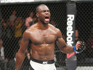 Hall by se měl místo vymetání barů soustředit na správné shazování, říká Dana White