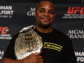 Daniel Cormier nesúhlasí s nasadením rozhodcu Herba Deana