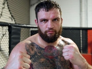 ´Biely Mike Tyson´ prespáva v starom karavane zaparkovanom na dvore Johna Kavanagha