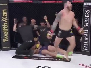 Cage Warriors 92: 15-sekundová obhajoba titulu ťažkej váhy
