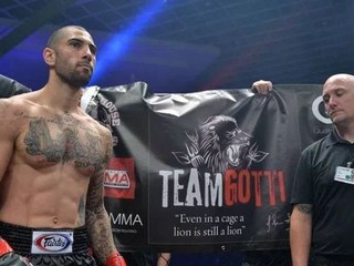 Vnuk slávneho mafiána úraduje v klietke!