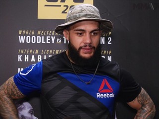 Tento klobúk patril môjmu bratrancovi, ktorého zabili v Afganistane, vysvetľuje Tyson Pedro