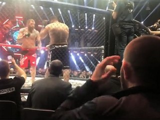 Khabib Nurmagomedov spoza klietky radil Alexovi Emelianenkovi