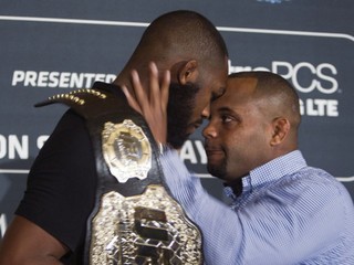 Jon Jones si myslí, že Daniel Cormier sa stále iba vyhovára