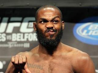 Jon Jones aplauduje rozhodnutiu Conora McGregora