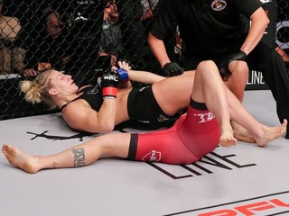 PFL 2: Kayla Harrison v debute donútila súperku odklepať na armbar