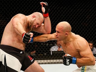 Junior dos Santos: „Ak Velasquez a Overeem prehrajú svoje zápasy, zaslúžim si titulovú šancu.“