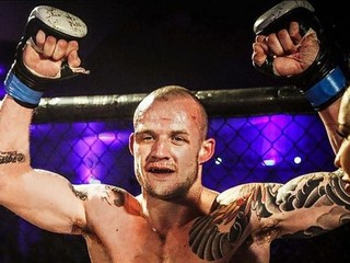 Ktorý z čarodejníkov skúša svoje kúzla v klietke?