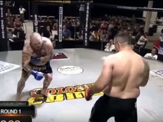 Bizarná výhra Travisa Fultona, jeho súper simuloval infarkt