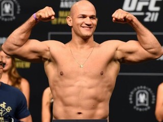 JDS: Miocic dal Cormierovi šancu tým, že akceptoval súboj v krátkej vzdialenosti