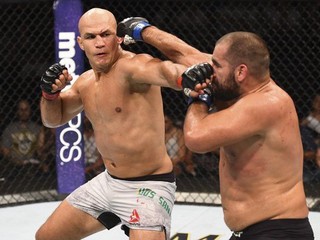 Junior Dos Santos si na body poradil s debutantom Ivanovom
